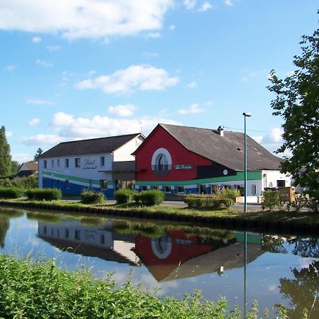 La Peniche Hotel Pierrefitte-sur-Loire Екстериор снимка